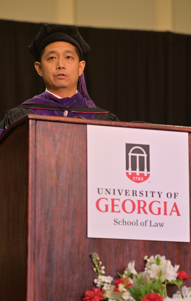 Law School Alumni Council President Tim Lee (J.D.’10) welcomes the graduates to the ranks of more than 11,400 School of Law alumni living and working around the globe. Photo by Dennis McDaniel.